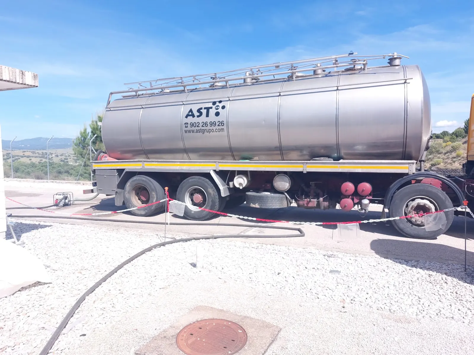 Camión cisterna AST Grupo utilizado para suministro de agua en Madrid