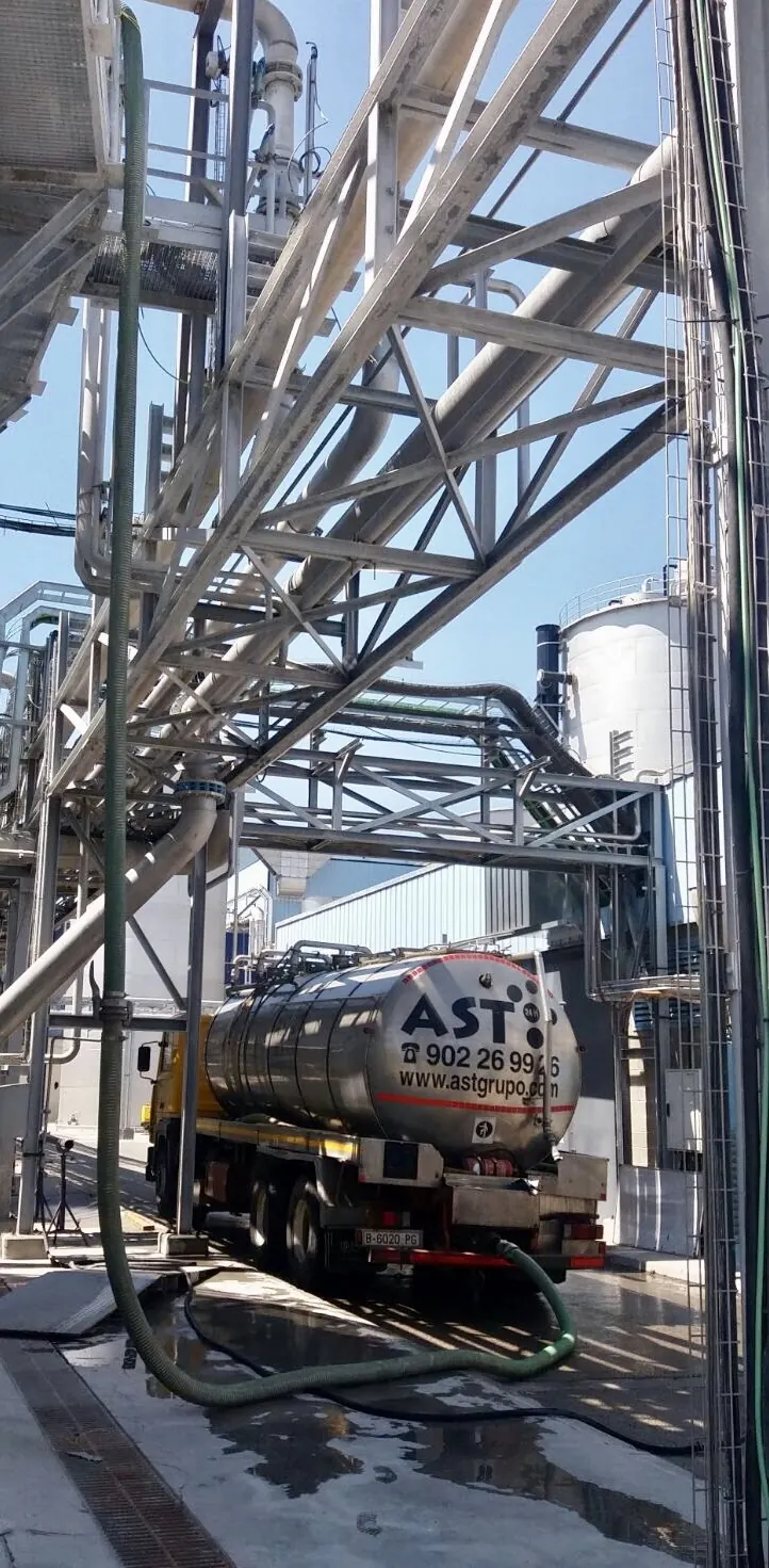 Descarga de agua mediante camión cisterna AST Grupo para trabajos en Madrid