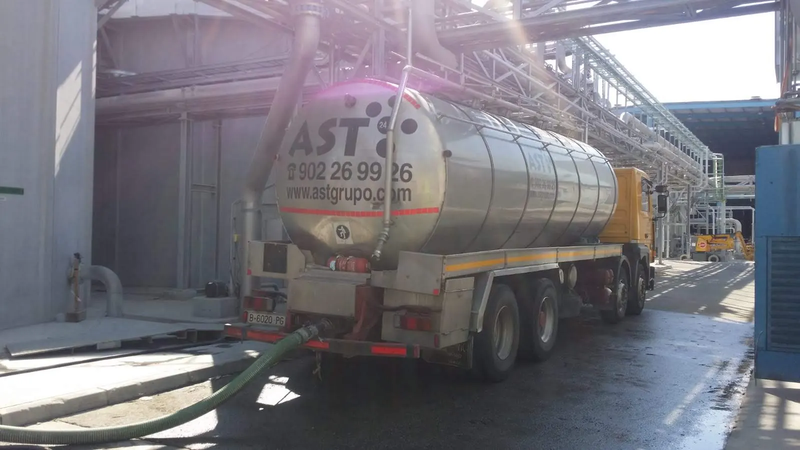 Servicio de camión cisterna AST Grupo para suministro de agua en Madrid