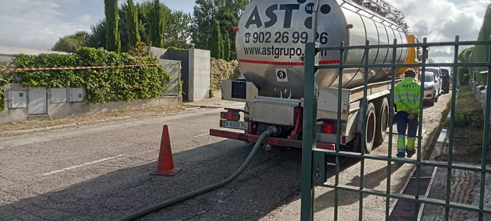 AST Grupo realizando un suministro de agua mediante camión cisterna en Madrid