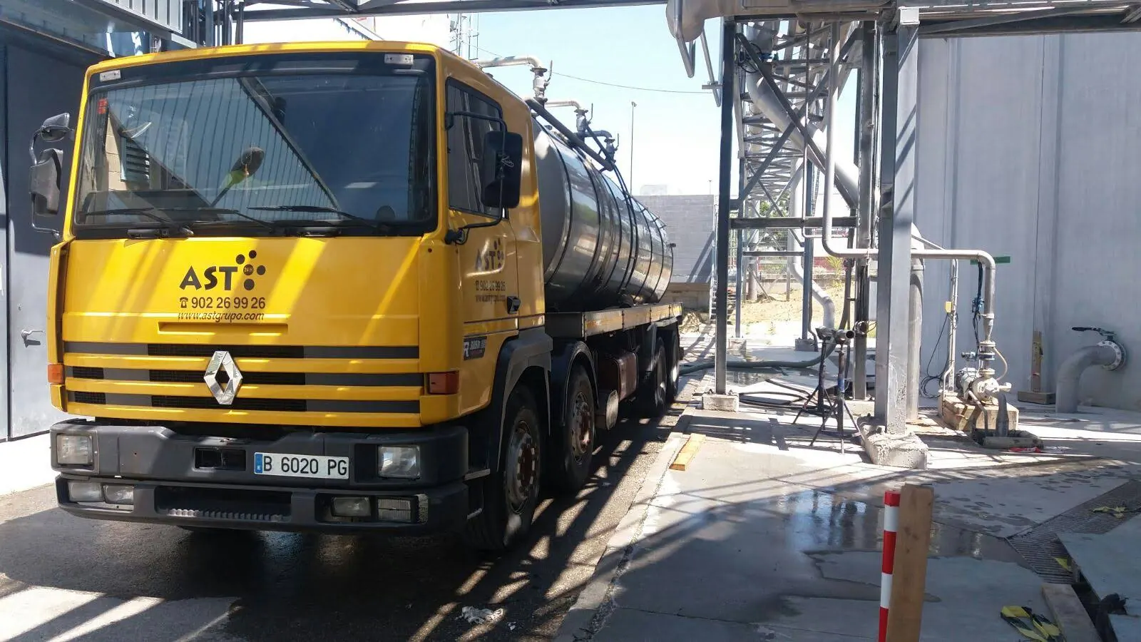 Camión cisterna AST Grupo en un servicio de suministro de agua industrial en Madrid